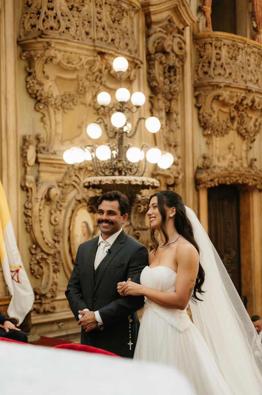 Breno e Juliana no altar
